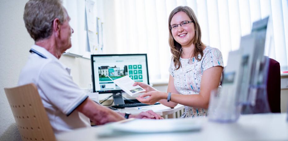 Sozialdienstmitarbeiter spricht mit Patienten
