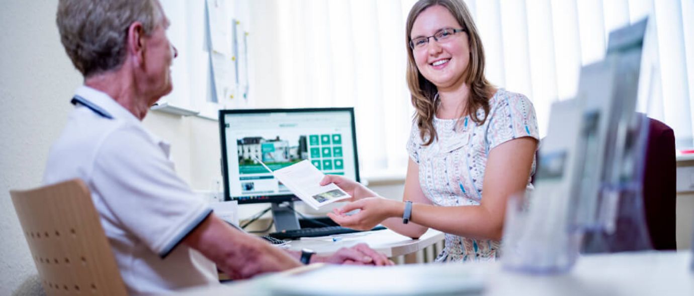 Sozialdienstmitarbeiter spricht mit Patienten