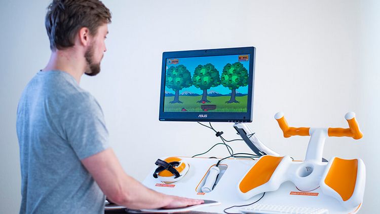 Patient trainiert Gleichgewichtssinn