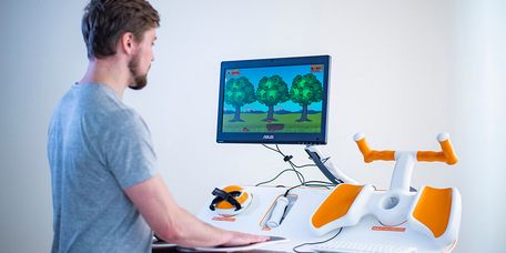 Patient trainiert Gleichgewichtssinn