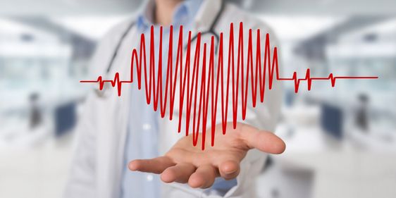 Arzt hält ein gezeichnet Herz in der Hand