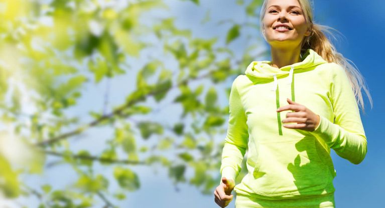 Eine Frau joggt in der Natur