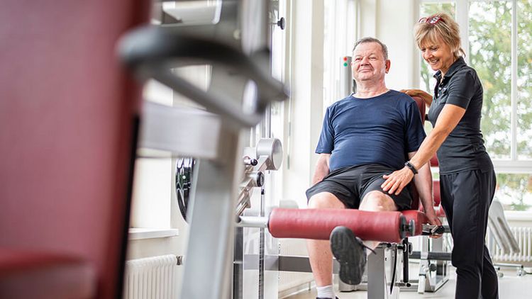 Patient trainiert in der Sporttherapie an der Beinpresse