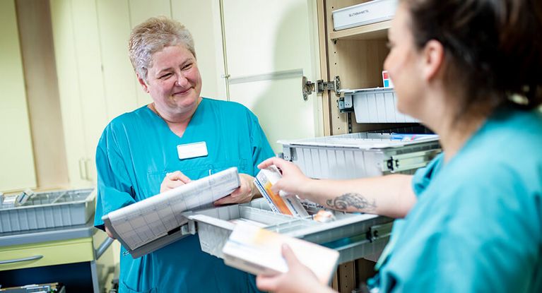 Weibliche Pflegekräfte stellen Medikamente für die Patienten zusammen