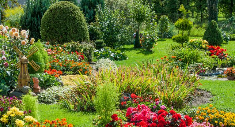 Buntes Blumenbeet im Park