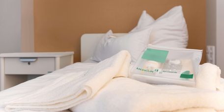 Bettwäsche und frische Handtücher im Wahlleistungszimmer