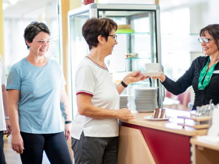 Patienten bestellen Kaffee in der Cafeteria