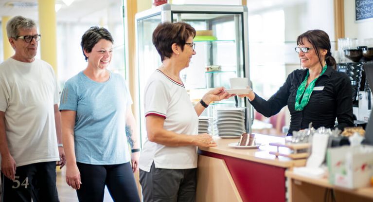 Patienten bestellen Kaffee in der Cafeteria