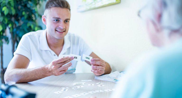 Logopäde setzte beim Aphasietraining Buchstaben zu Worten zusammen