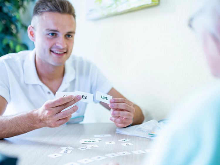 Logopäde setzte beim Aphasietraining Buchstaben zu Worten zusammen