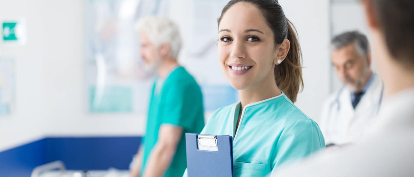 Pflegekraft hält Patientenakte in der Hand