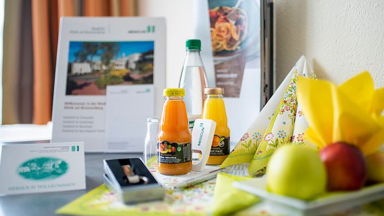 Getränke und Obst im Wahlleistungszimmer