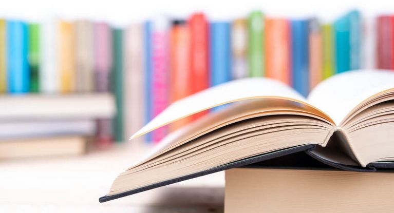 Bunte gestapelte und aufgereihte Bücher