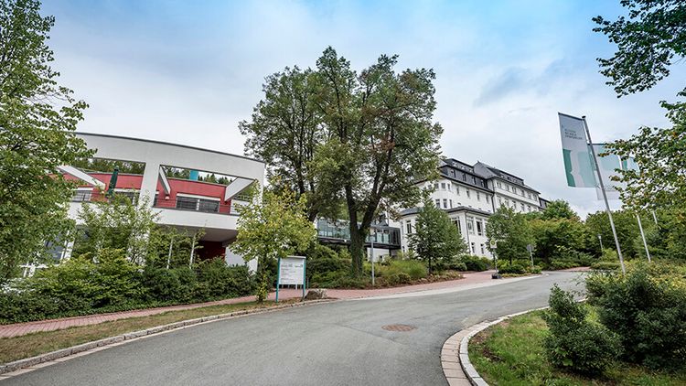 Auffahrt zur MEDICLIN Klinik am Brunnenberg