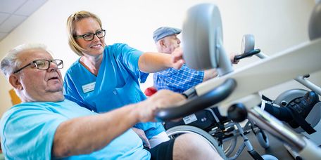 Patient trainiert am Motomed