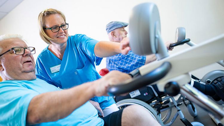 Patient trainiert am Motomed