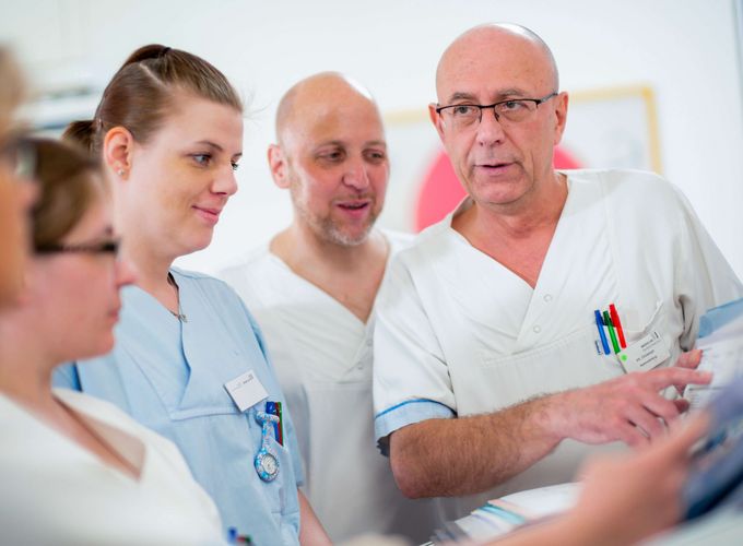 Pflegekräfte besprechen gemeinsam die Schichtübergabe