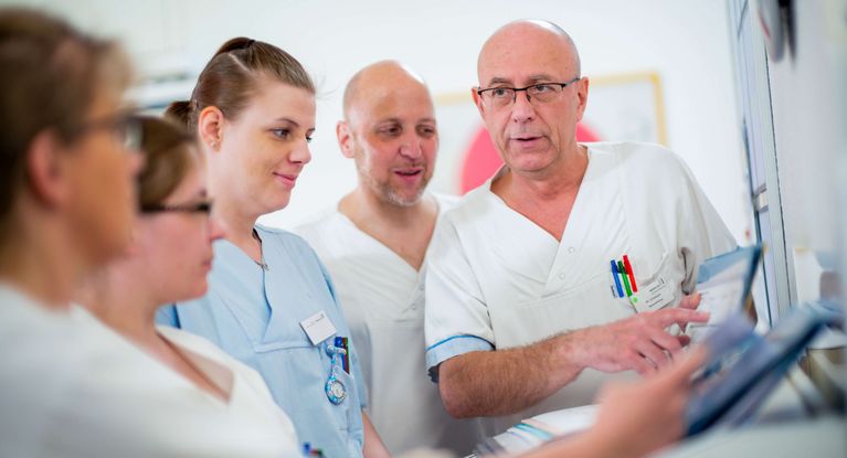 Pflegekräfte besprechen gemeinsam die Schichtübergabe