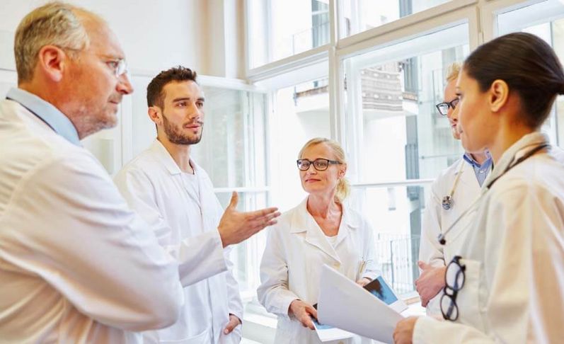 Ein Team aus unterschiedlich erfahrenen Ärztinnen und Ärzten diskutiert miteinander