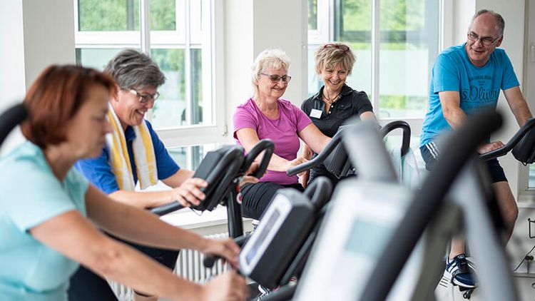 Eine Gruppe Patienten traineren auf Ergometern