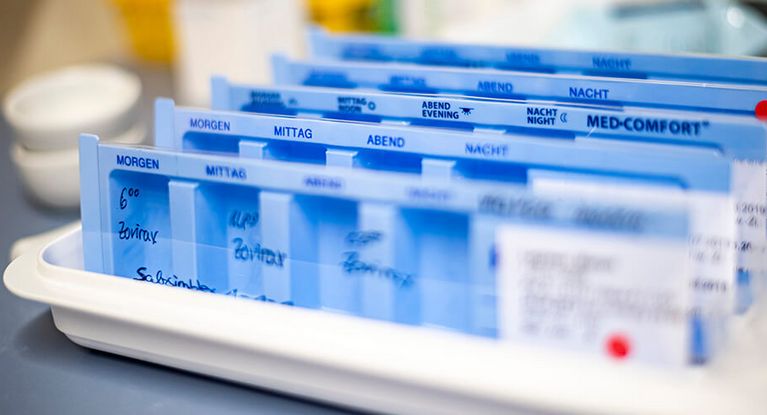 eine Reihe von blauen Medikamentenbpxen