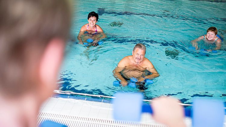 Patienten machen im Schwimmbad Aquagymnastik