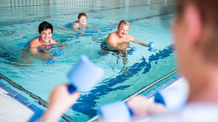 Patienten machen Gymnastik im Wasser