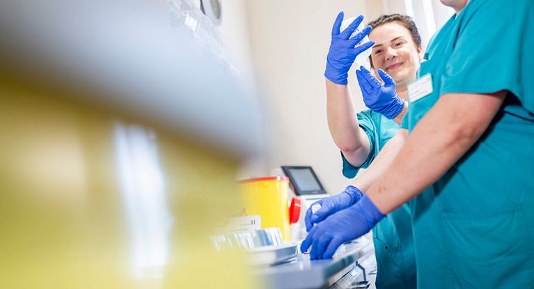 Pflegekräfte beim Medikamente richten